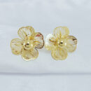 Brinco flor detalhada com bola dourada central