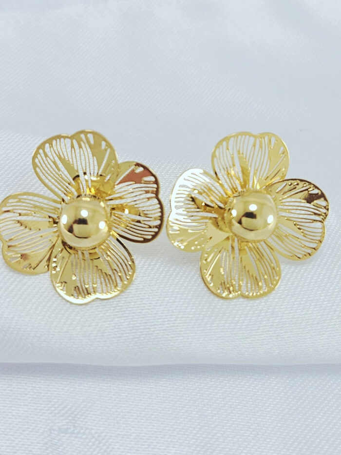 Brinco flor detalhada com bola dourada central