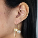 Brinco gancho detalhe triângulo com pérola