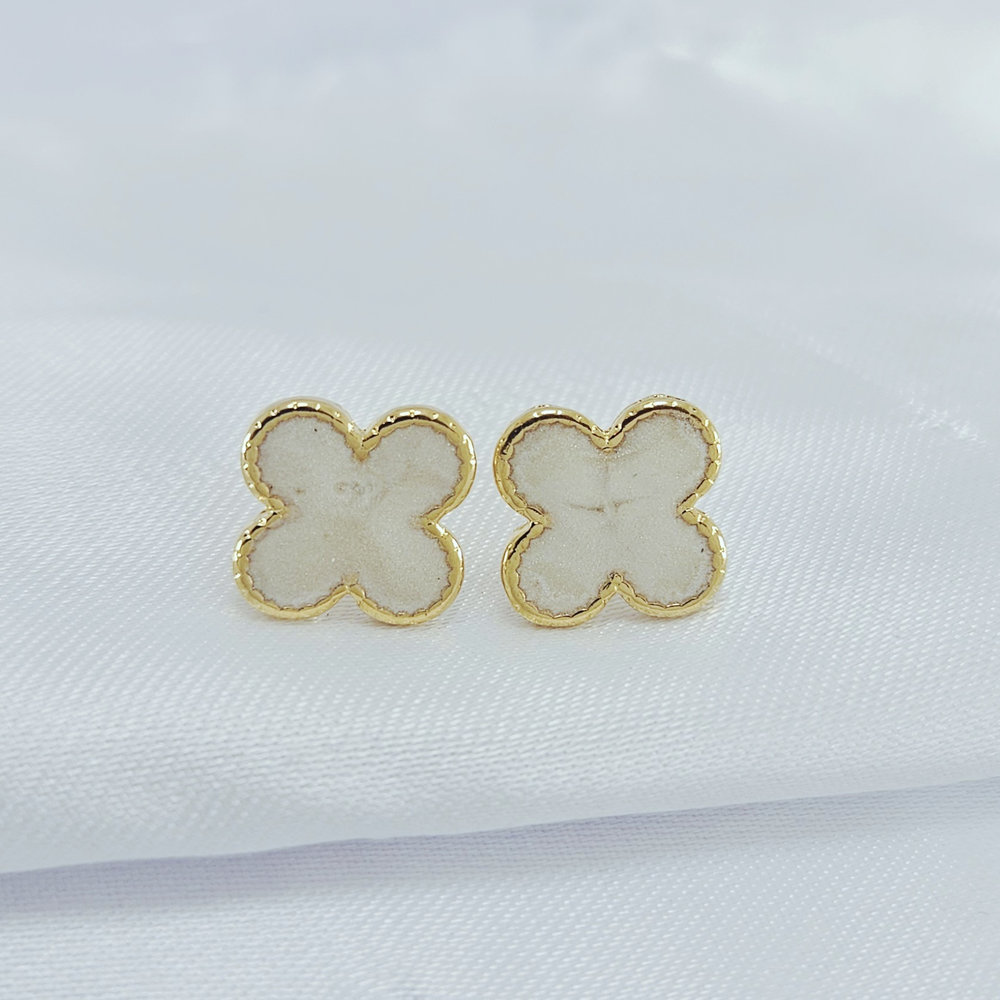 Brinco trevo esmaltado com borda dourada - Imagem 2