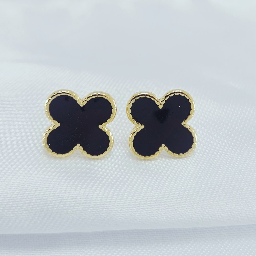 Brinco trevo esmaltado com borda dourada