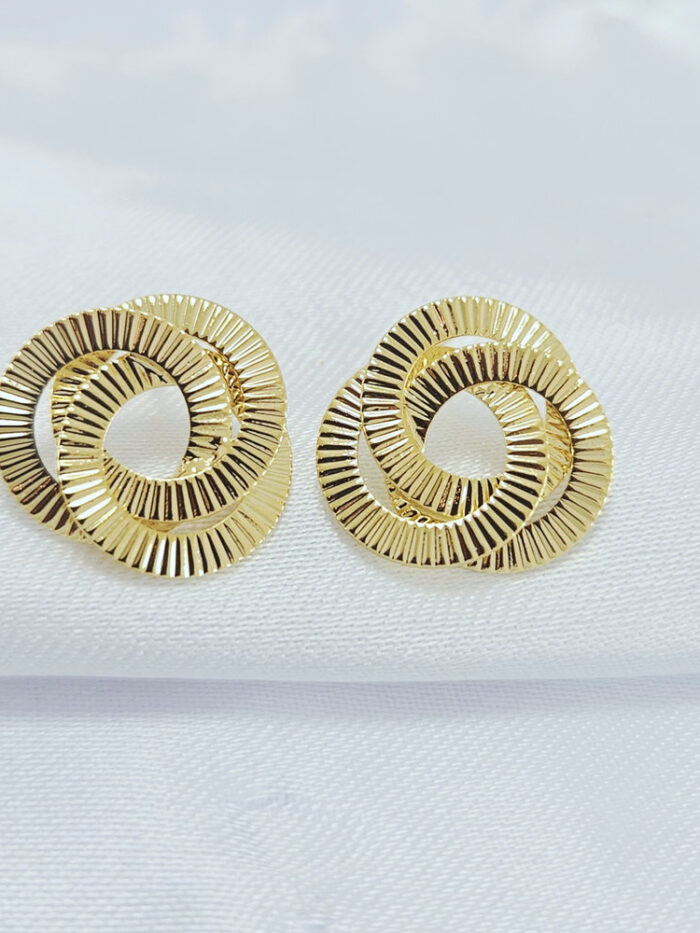 Brinco entrelaçado fio detalhado