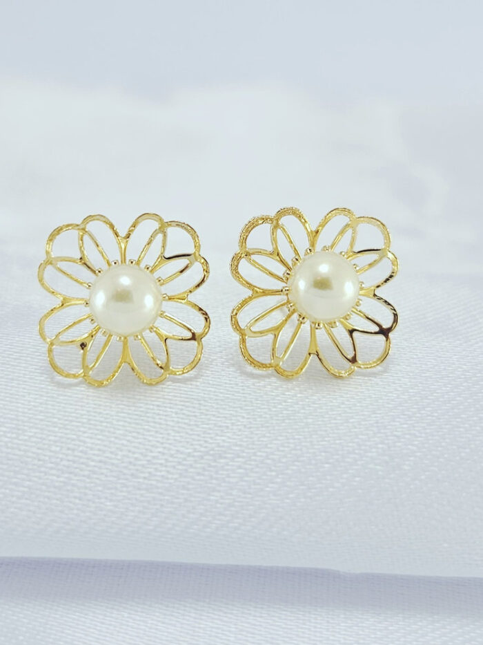 Brinco  flor vazada  com pérola central