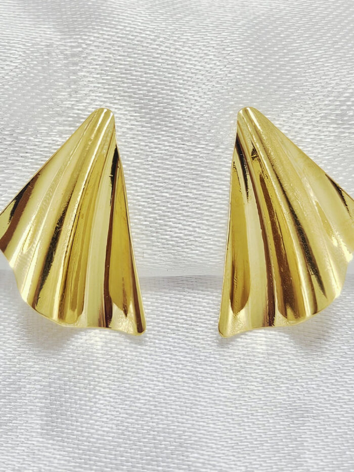 Brinco organico detalhado em ondas