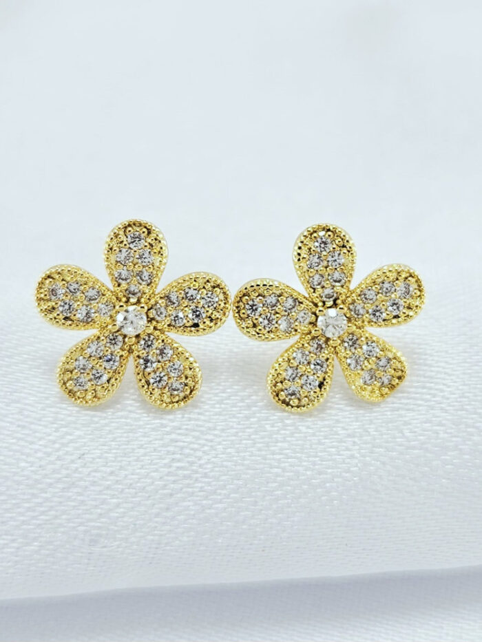 Brinco estilo flor detalhada em zircônia