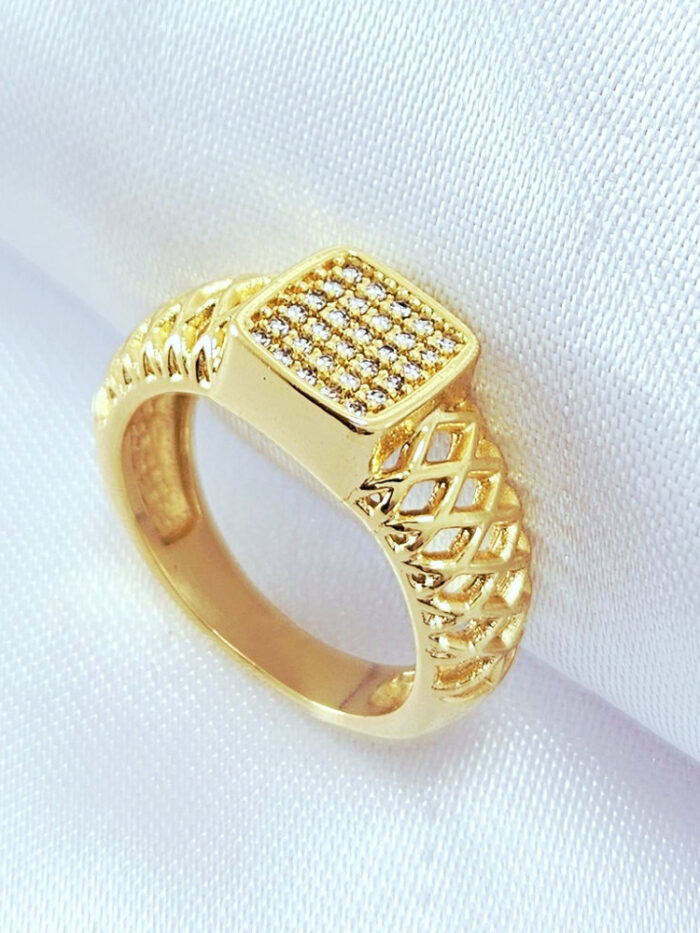 Anel quadrado cravejado com fio vazado