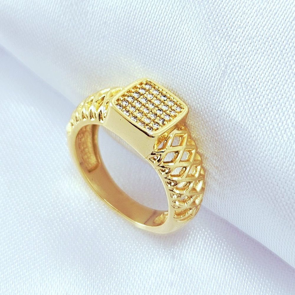 Anel quadrado cravejado com fio vazado