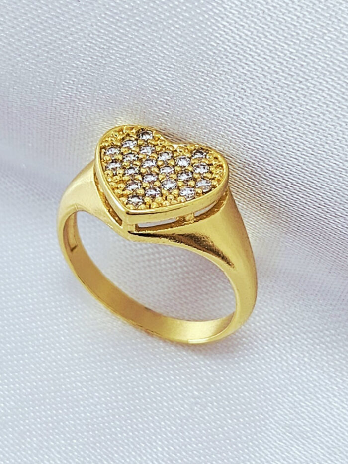 Anel coração cravejado com bordas vazados