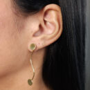 Brinco fio ondulado com detalhe círculo duplo