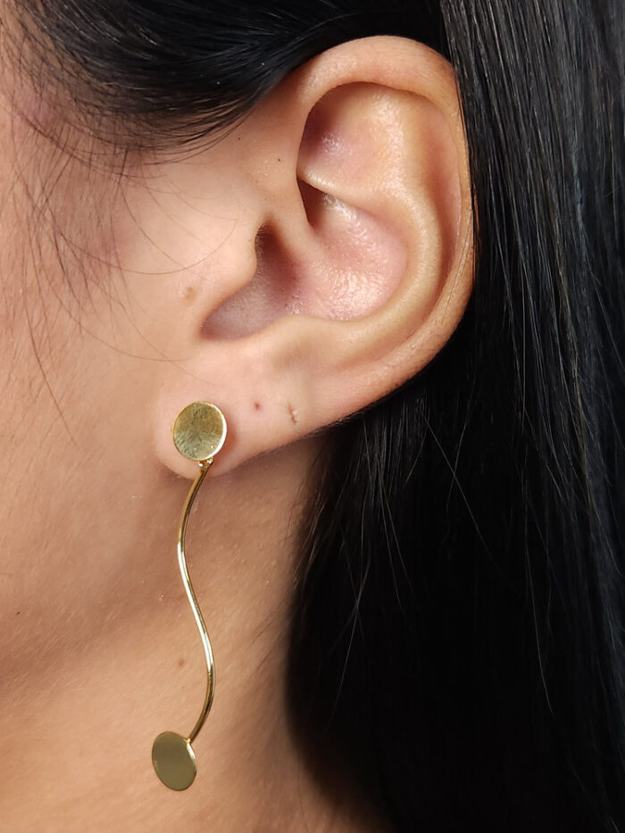 Brinco fio ondulado com detalhe círculo duplo