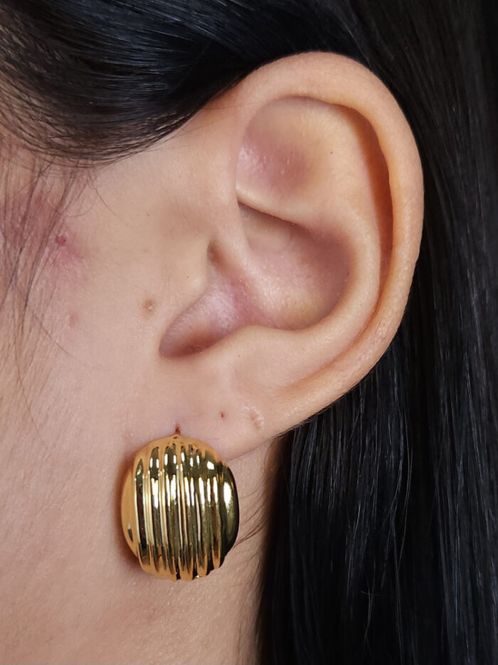 Brinco detalhado dourado