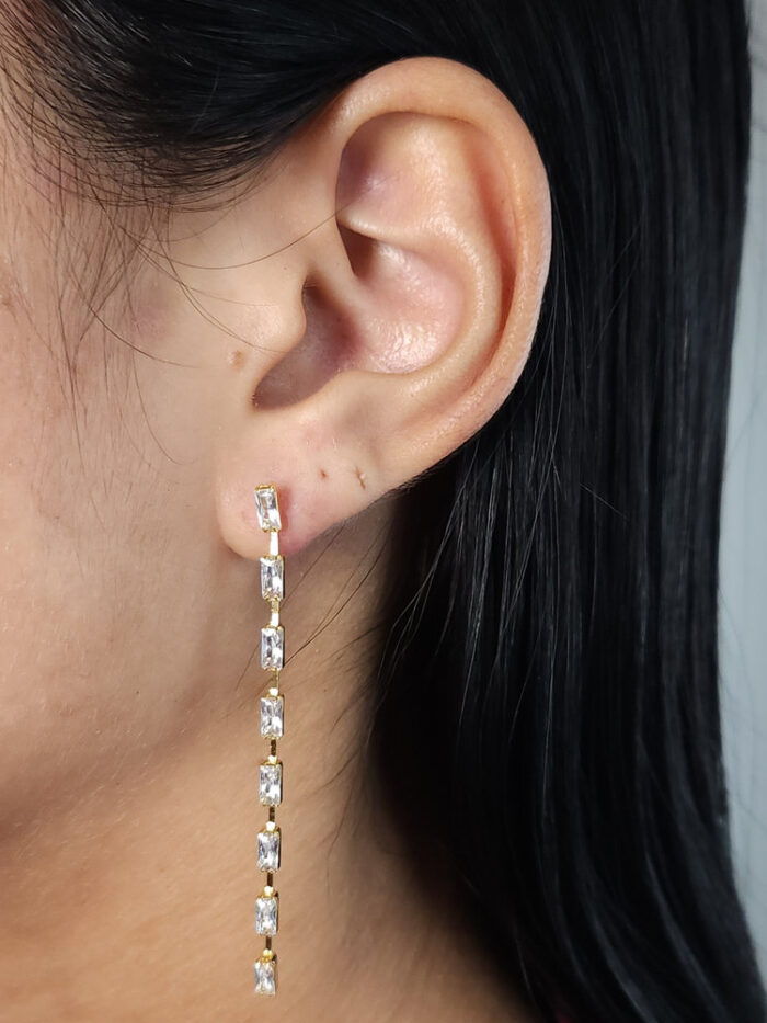 Brinco modelo fio baguete