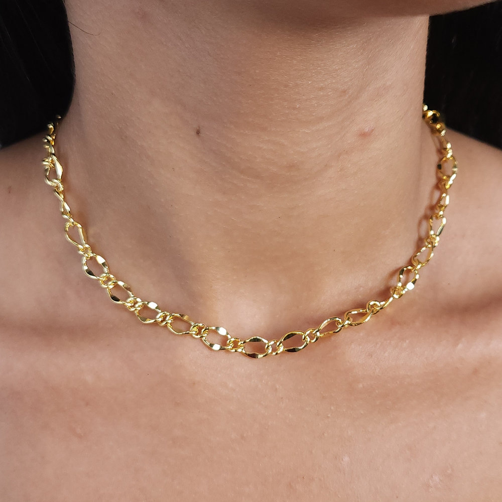 Gargantilha elos vazados entrelaçados