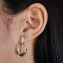 Brinco oval com pendulo vazado