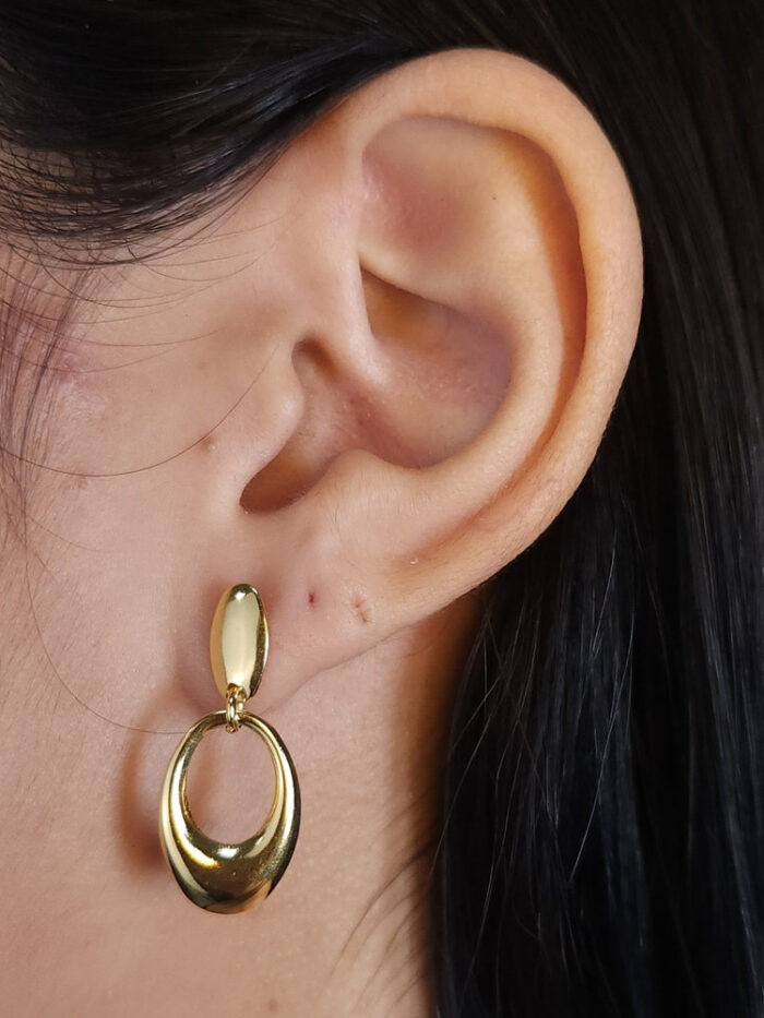 Brinco oval com pendulo vazado