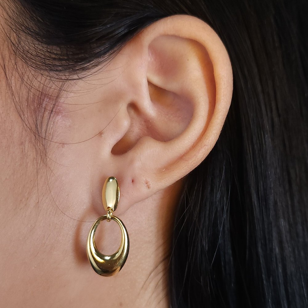 Brinco oval com pendulo vazado