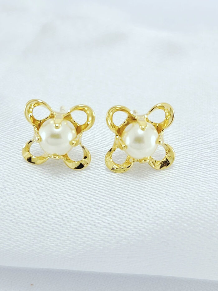 Brinco flor detalhe vazado com pérola