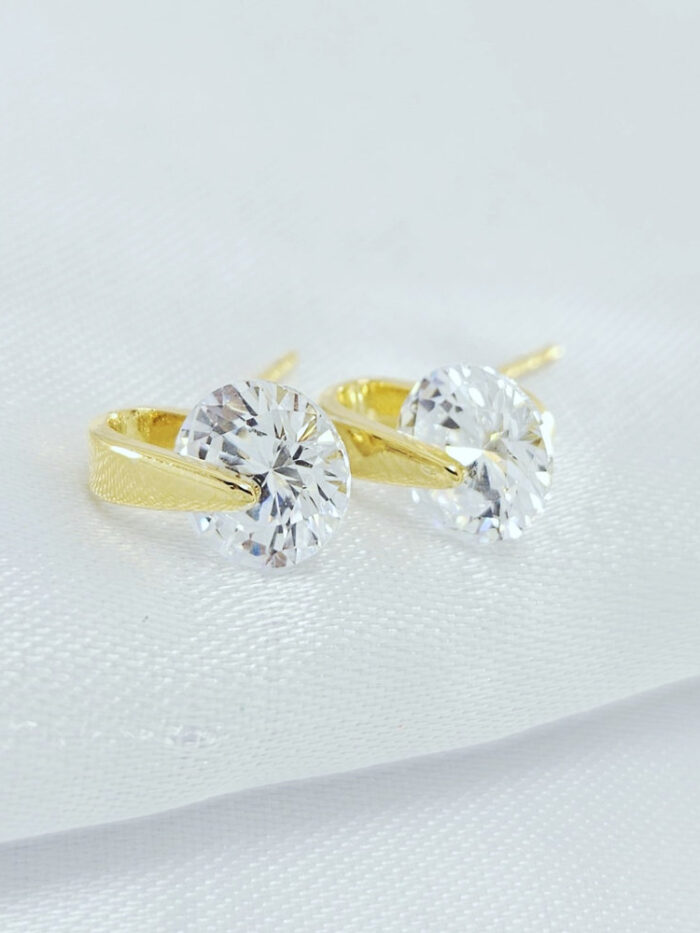 Brinco base dourada com pedra cristal