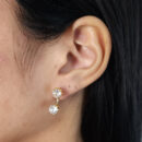 Brinco pedras cristais com detalhe fio curvado