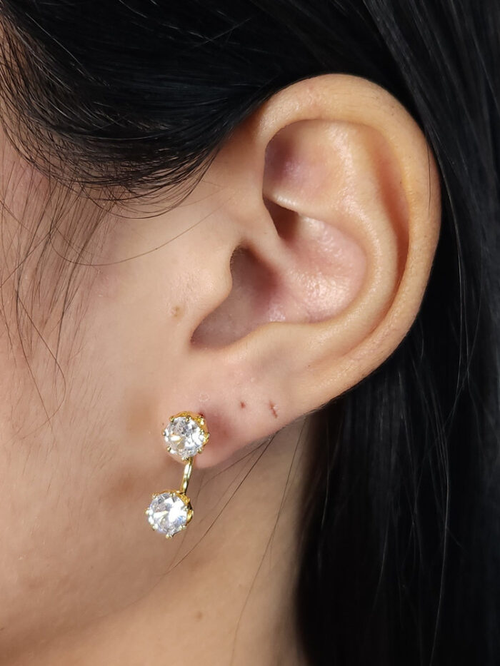 Brinco pedras cristais com detalhe fio curvado