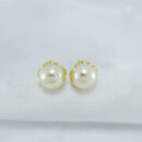 Brinco pérola base dourada