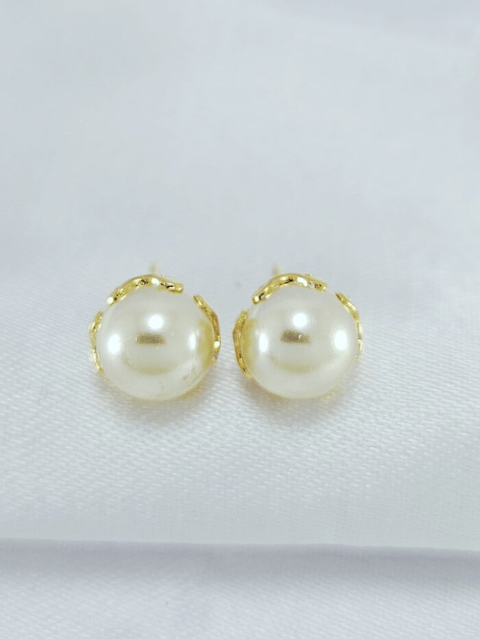Brinco pérola base dourada