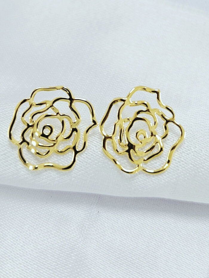 Brinco flor dourada vazada