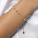 Pulseira pérolas e bolinhas douradas detalhe Nossa Senhora das Graças