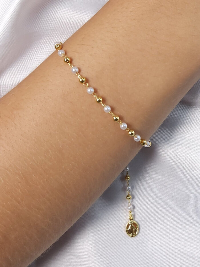 Pulseira pérolas e bolinhas douradas detalhe Nossa Senhora das Graças
