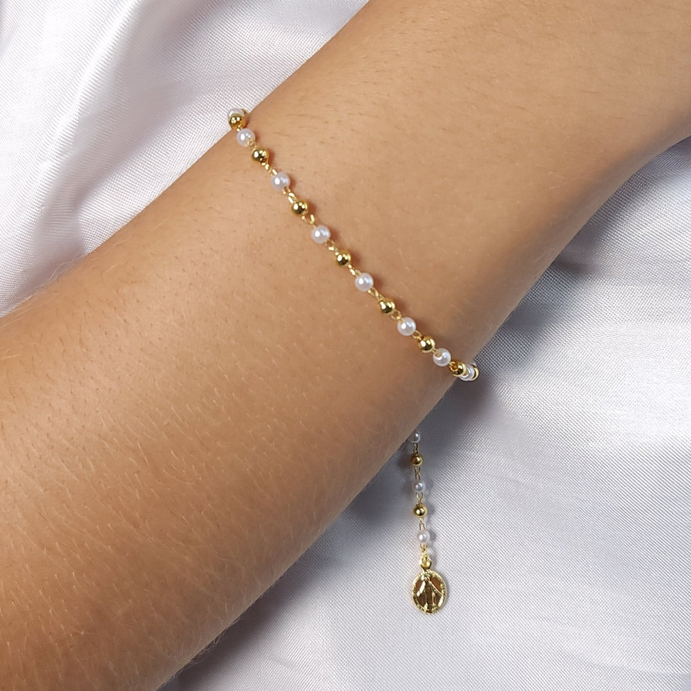 Pulseira pérolas e bolinhas douradas detalhe Nossa Senhora das Graças