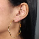 Argola fio ondulado chapeado