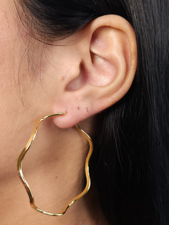 Argola fio ondulado chapeado