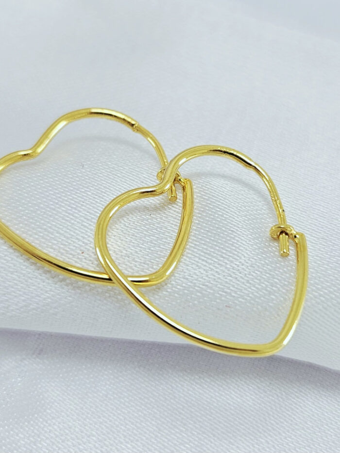 Brinco argola modelo coração