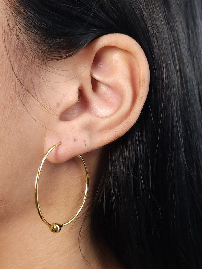 Argola fio detalhe bola dourada