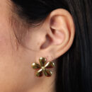 Brinco formato flor dourado