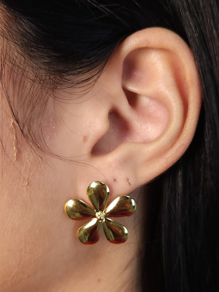 Brinco formato flor dourado