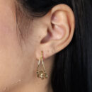 Brinco fios lisos com flor vazada e pedrinha cristal