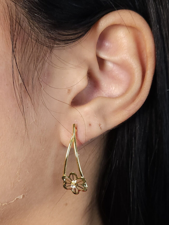Brinco fios lisos com flor vazada e pedrinha cristal
