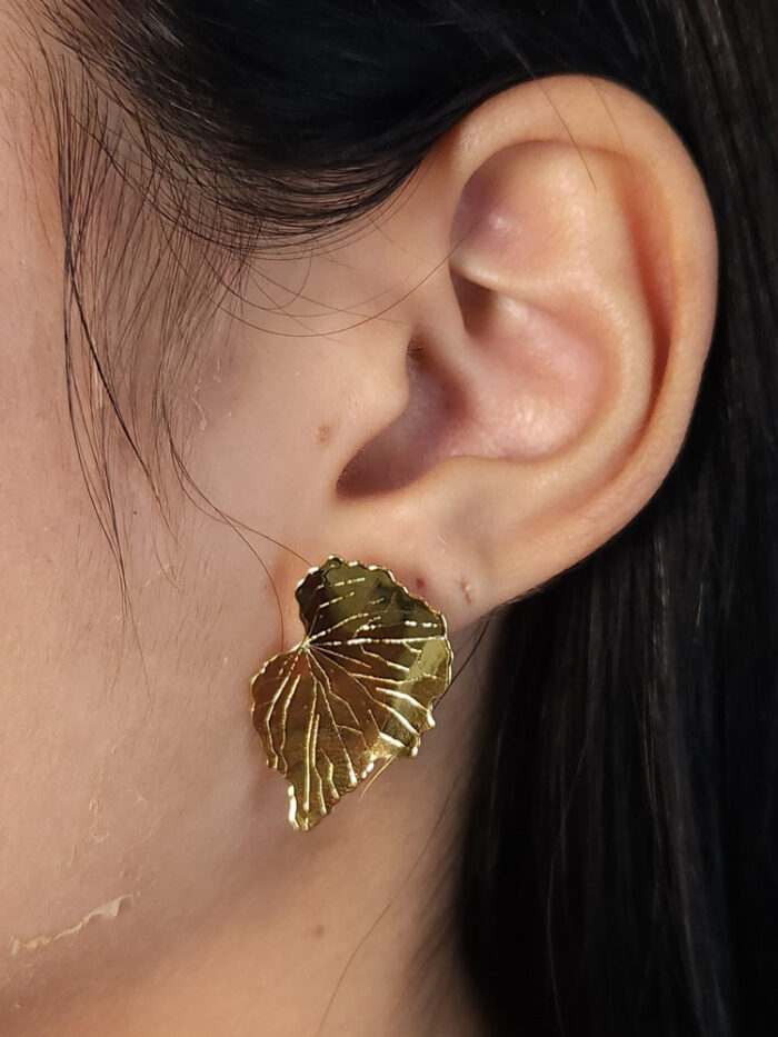 Brinco modelo folha dourado