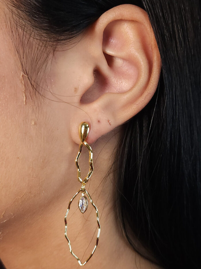 Brinco fios ondulados com pedra cristal navete