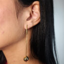 Brinco fio veneziana com esfera lisa