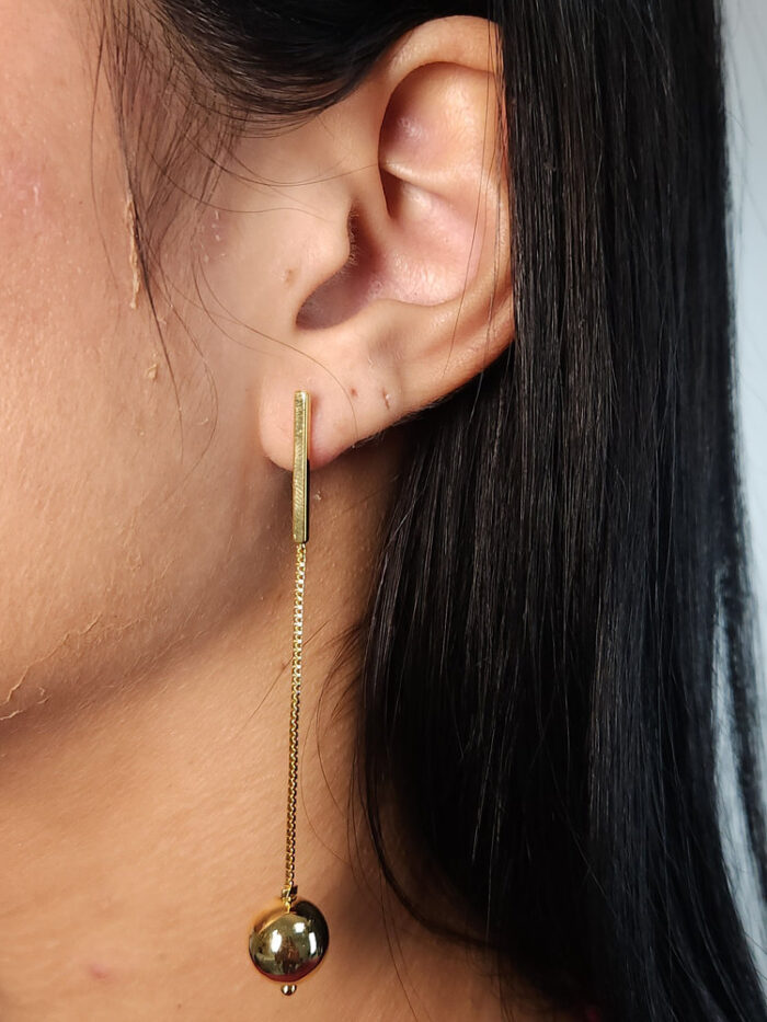 Brinco fio veneziana com esfera lisa