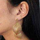 Brinco base vazada com folhas pêndulo