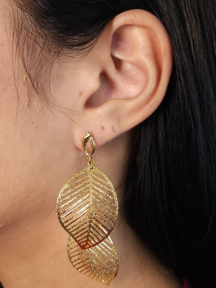 Brinco base vazada com folhas pêndulo