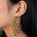 Brinco flores vazadas e lisas