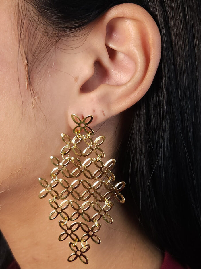 Brinco flores vazadas e lisas