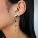 Brinco modelo coração detalhe fio longo