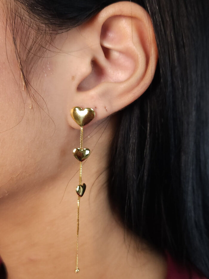 Brinco modelo coração detalhe fio longo