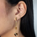 Brinco coração duplo detalhado pêndulo