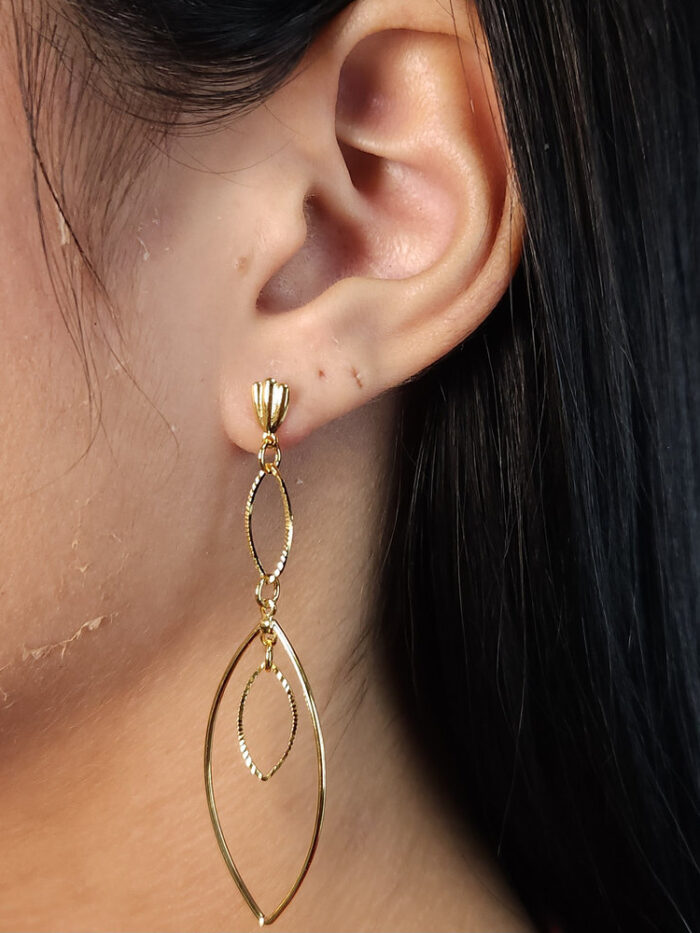 Brinco elos oval detalhado pêndulo